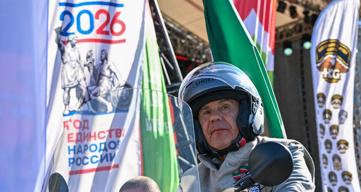 Рустам Минниханов проехал в мотоколонне по центру Казани