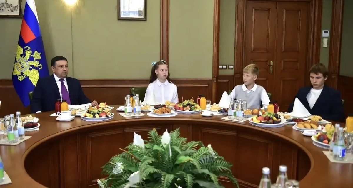 Министр внутренних дел Татарстана лично поздравил с Днем знаний многодетную сотрудницу со стажем более 20 лет
