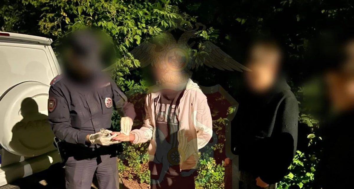 В гаражном кооперативе Нижнекамска задержали двух подростков, одного подозревают в сбыте наркотиков