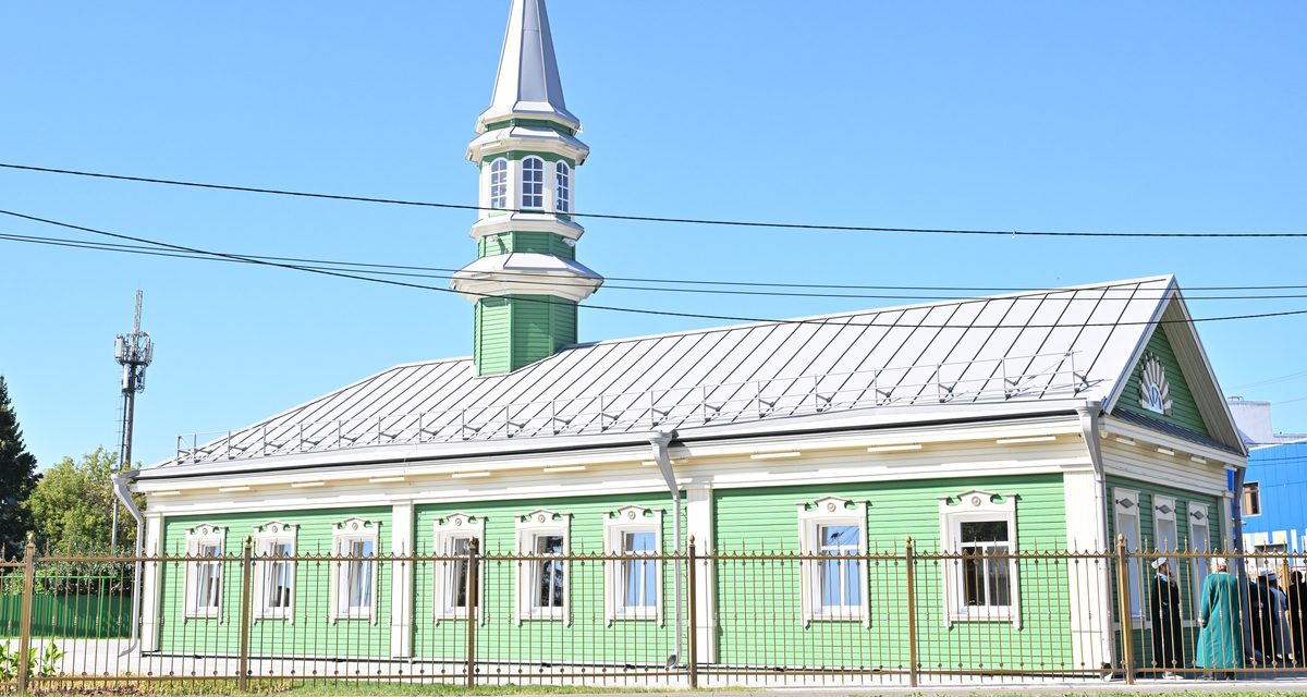 В Казани открылась после реставрации историческая деревянная мечеть «Раджаб»