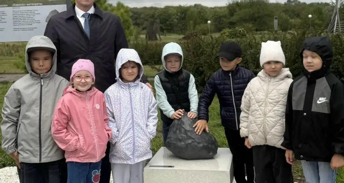 Под селом Каен-Саз открыли стелу там, где почти 90 лет назад упал метеорит