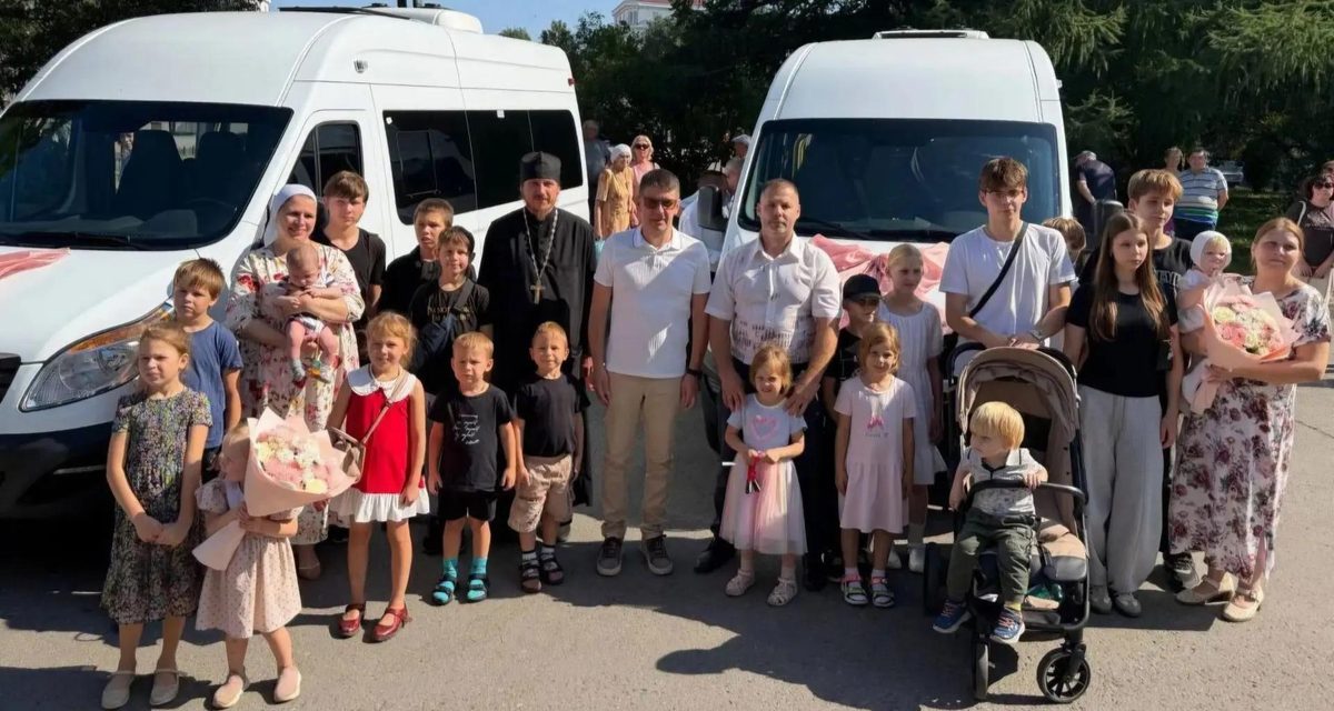 Пять многодетных семей Татарстана получили автомобили в 2026 году