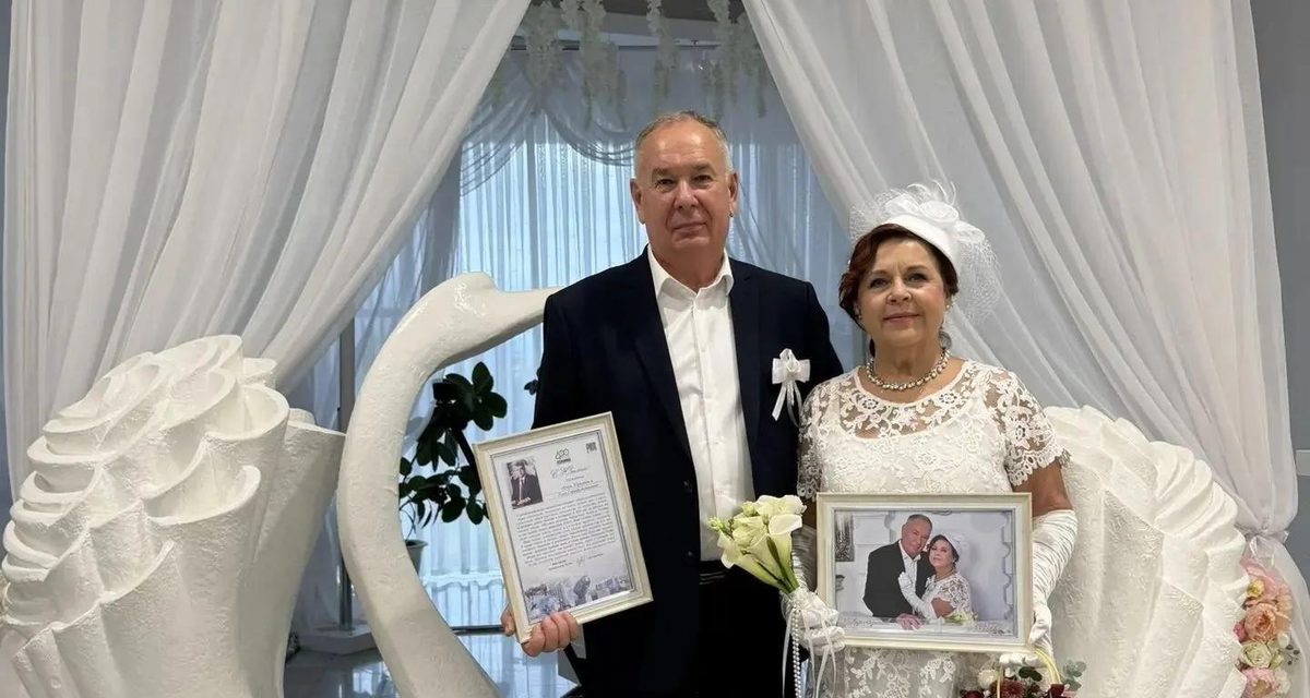 Школьник бросил в одноклассницу снежок, а спустя годы они отметили золотую свадьбу