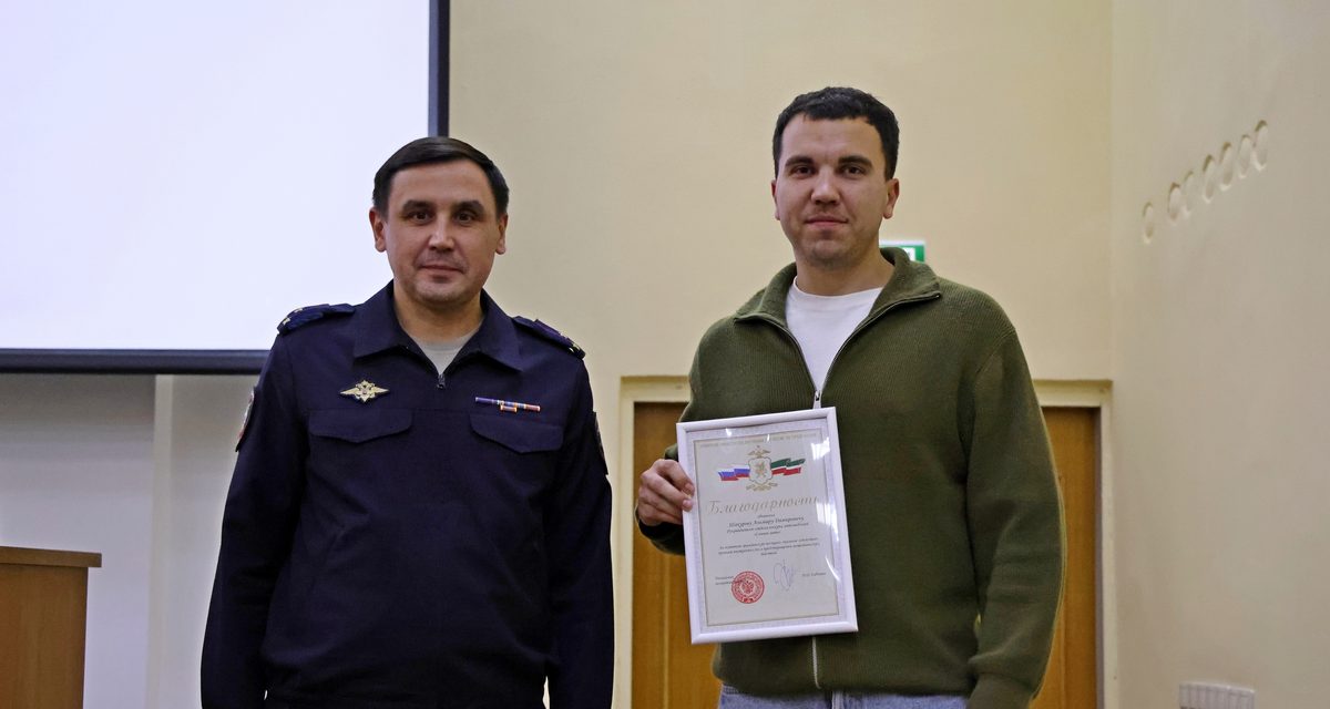 Сотрудник автосалона отговорил клиента продавать машину после перевода мошенникам 700 тысяч рублей